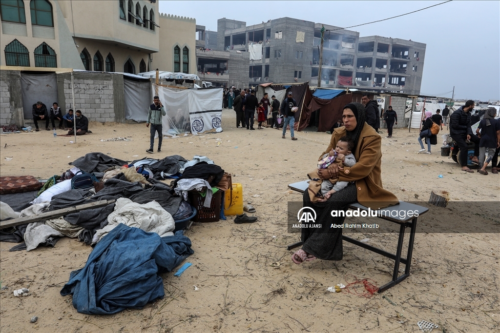 İsrail saldırıları nedeniyle Han Yunus kentindeki Gazzeliler, güvenli bölgelere göç etmeye devam ediyor