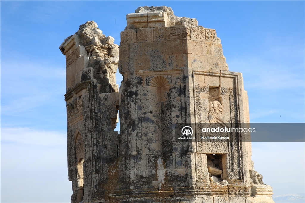 Van depremlerinde hasar gören Kara Yusuf Bey Kümbeti'nin restorasyonuna başlandı