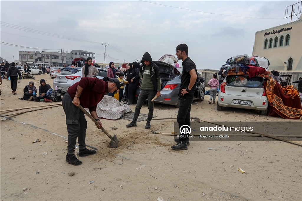 İsrail saldırıları nedeniyle Han Yunus kentindeki Gazzeliler, güvenli bölgelere göç etmeye devam ediyor