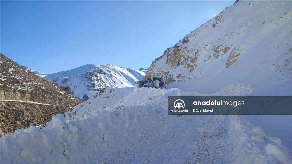 Hakkari'de kardan kapanan üs bölgelerinin yolu açıldı