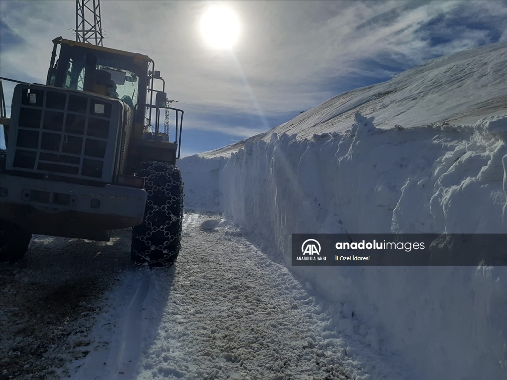 Hakkari'de kardan kapanan üs bölgelerinin yolu açıldı