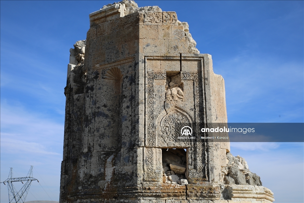 Van depremlerinde hasar gören Kara Yusuf Bey Kümbeti'nin restorasyonuna başlandı