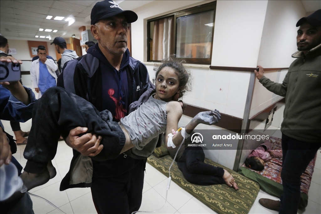 دير البلح.. طفلة مصابة تناشد "أريد أمي وعائلتي" بعد انتشالها من تحت ركام منزلها