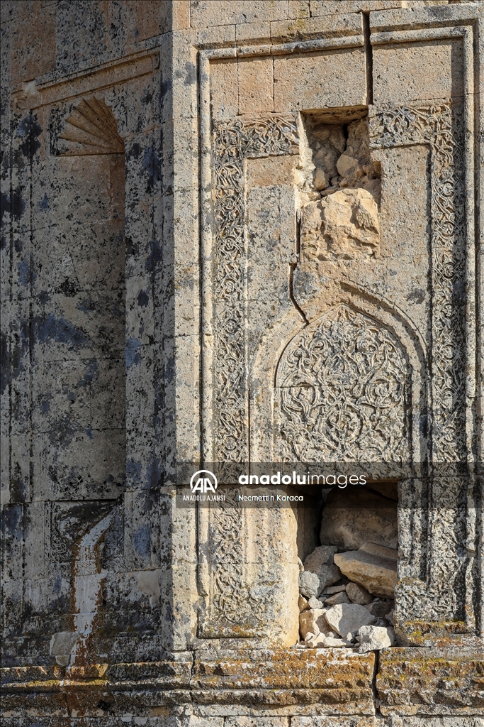 Van depremlerinde hasar gören Kara Yusuf Bey Kümbeti'nin restorasyonuna başlandı