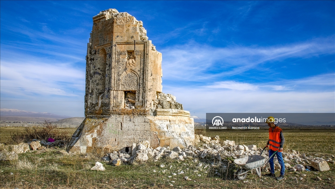 Van depremlerinde hasar gören Kara Yusuf Bey Kümbeti'nin restorasyonuna başlandı