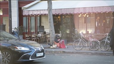 Paris'te yaşayan evsizler sokaklarda yaşam mücadelesi veriyor