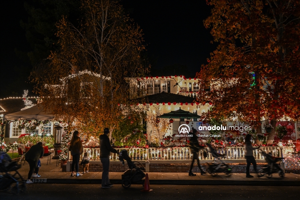 ABD'nin San Carlos kenti Noel süslemeleri ve ışıklarıyla donatıldı