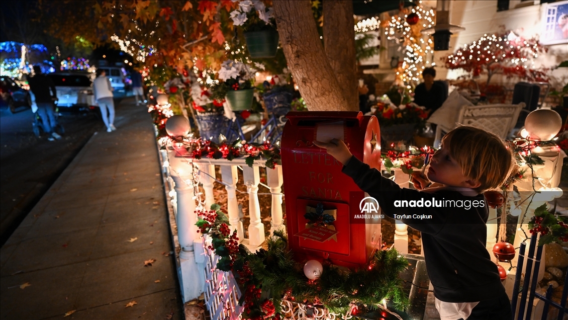 ABD'nin San Carlos kenti Noel süslemeleri ve ışıklarıyla donatıldı
