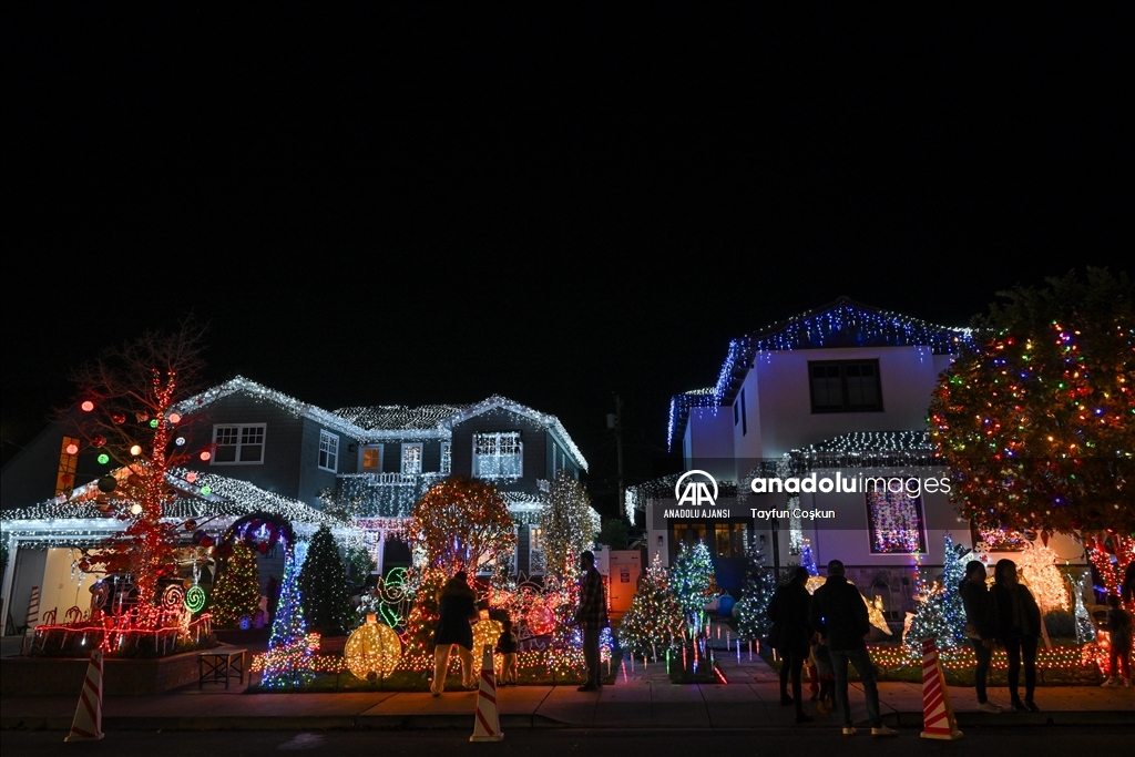 ABD'nin San Carlos kenti Noel süslemeleri ve ışıklarıyla donatıldı