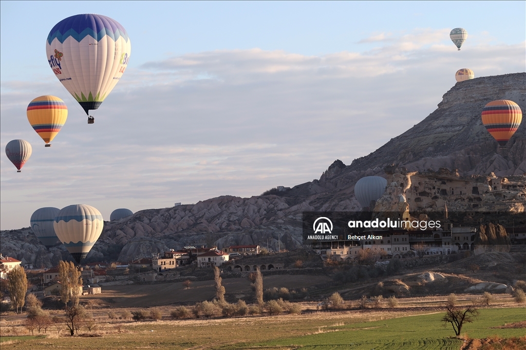 Hot air balloons in Turkiye's Cappadocia