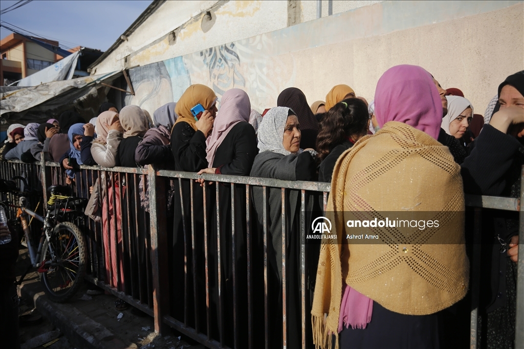 UNRWA İsrail saldırıları altındaki Gazzelilere un dağıttı