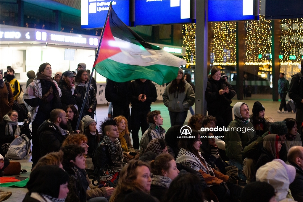 Hollanda'da tren istasyonlarında Filistin'e destek için oturma eylemleri yapıldı