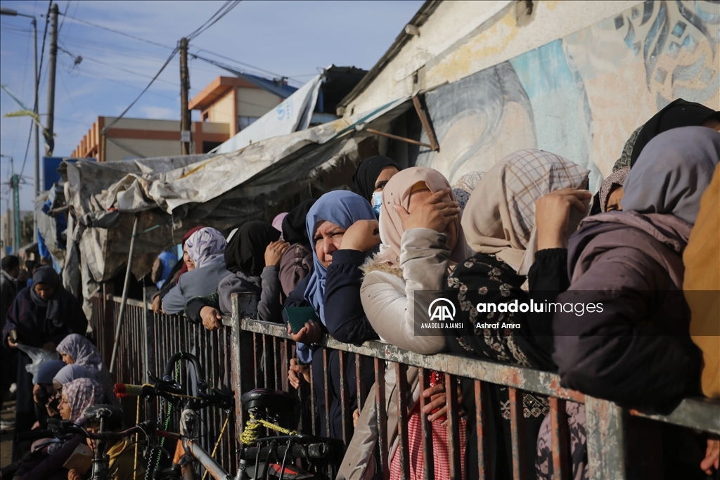 UNRWA İsrail saldırıları altındaki Gazzelilere un dağıttı