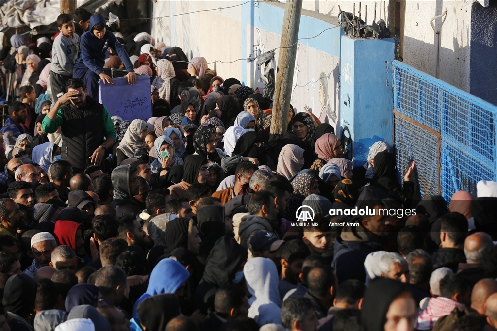 UNRWA İsrail saldırıları altındaki Gazzelilere un dağıttı