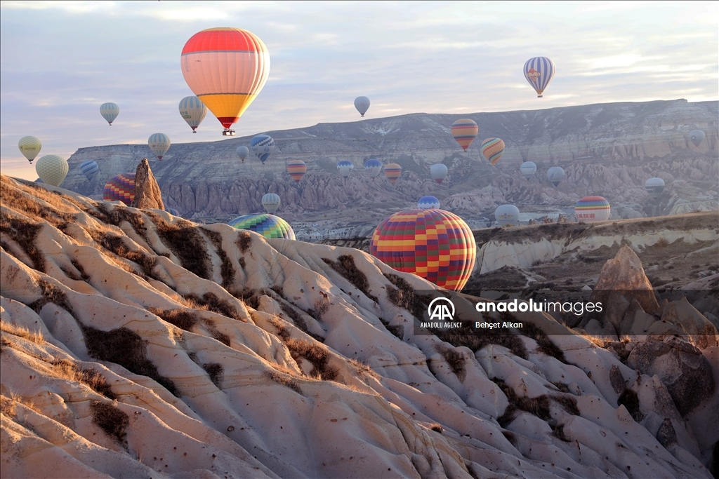 Hot air balloons in Turkiye's Cappadocia