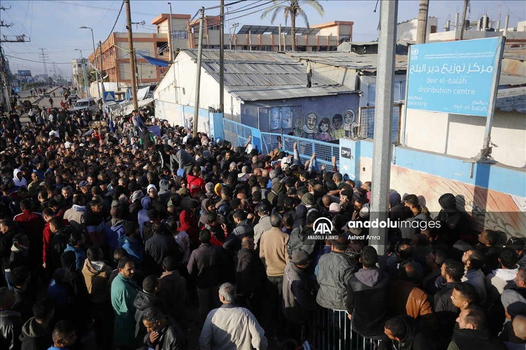 UNRWA İsrail saldırıları altındaki Gazzelilere un dağıttı