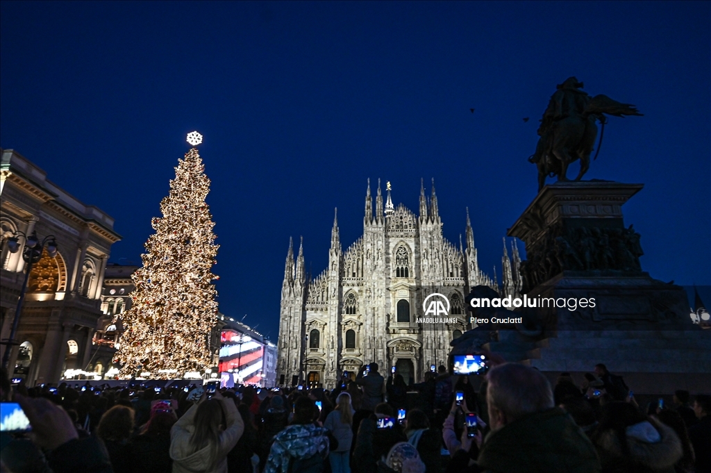Milano'da Noel ağacının ışıkları yakıldı