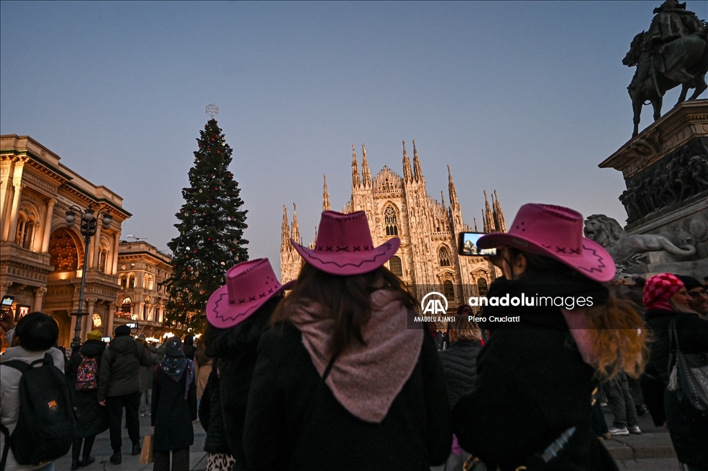 Milano'da Noel ağacının ışıkları yakıldı