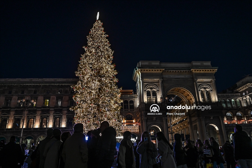 Milano'da Noel ağacının ışıkları yakıldı
