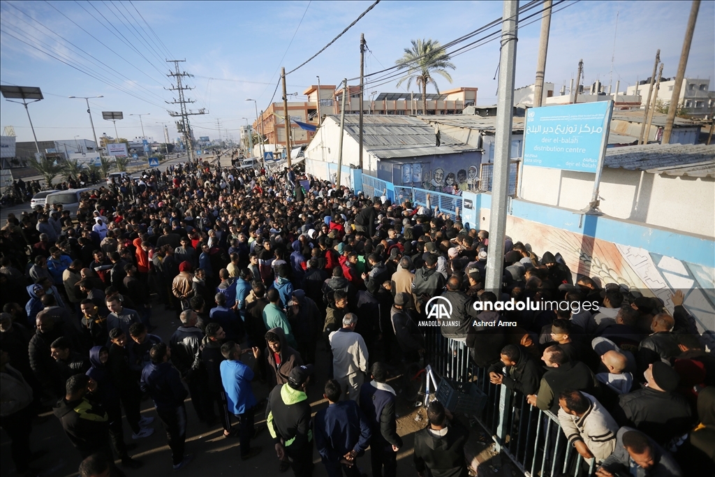 UNRWA İsrail saldırıları altındaki Gazzelilere un dağıttı