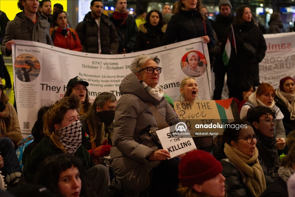 Hollanda'da tren istasyonlarında Filistin'e destek için oturma eylemleri yapıldı