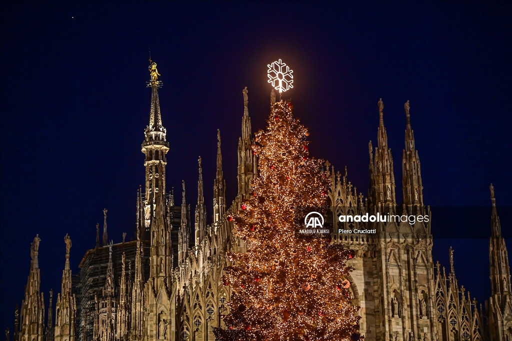 Milano'da Noel ağacının ışıkları yakıldı