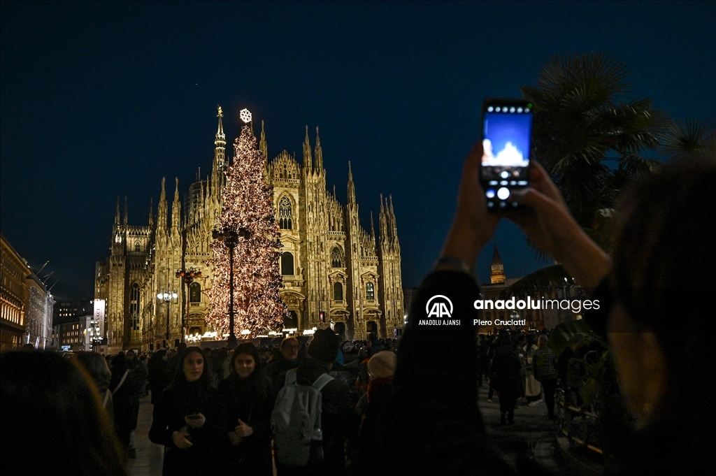 Milano'da Noel ağacının ışıkları yakıldı
