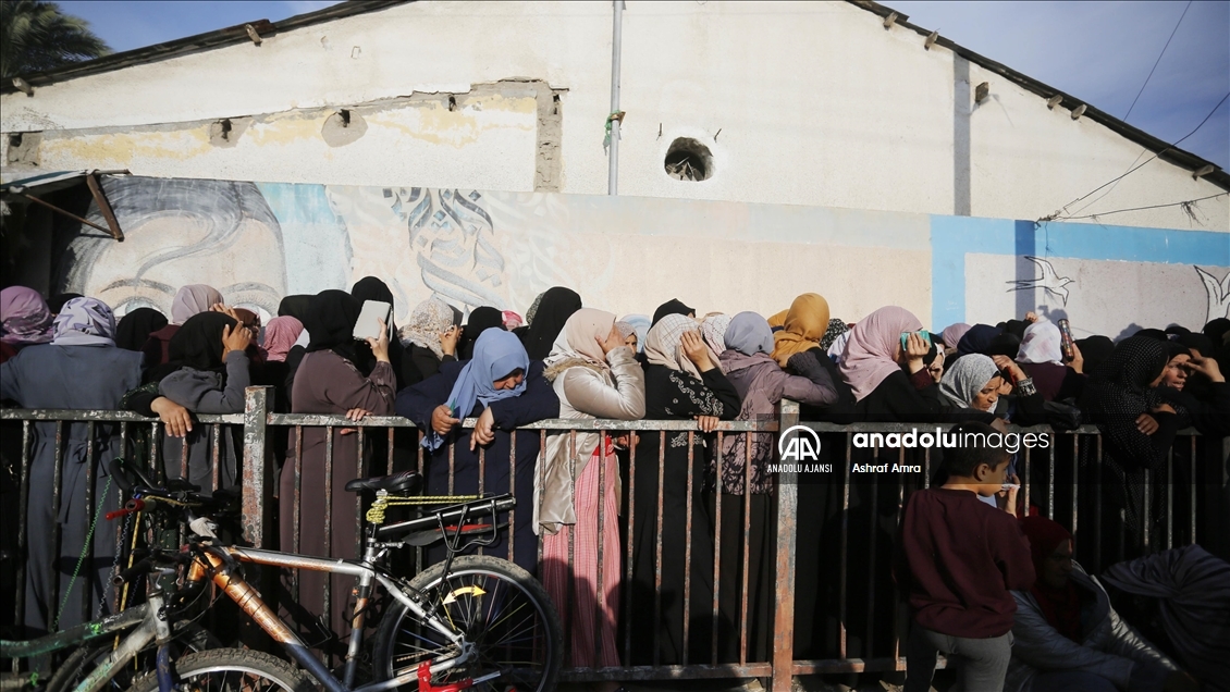 UNRWA İsrail saldırıları altındaki Gazzelilere un dağıttı
