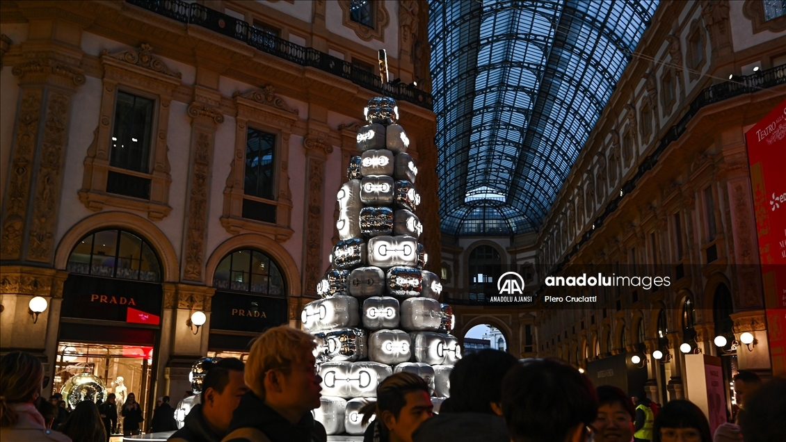 Milano'da Noel ağacının ışıkları yakıldı