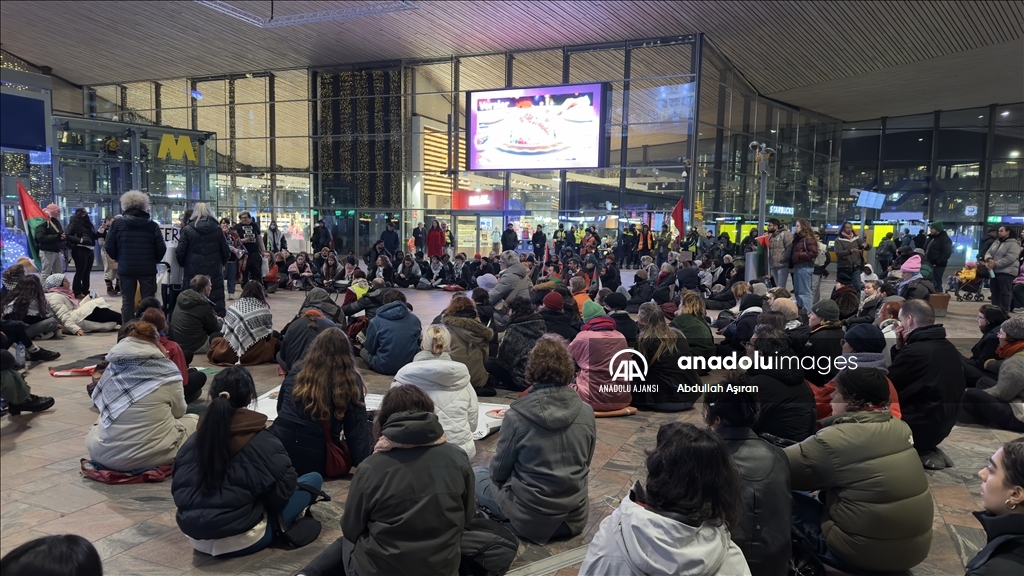 Hollanda'da tren istasyonlarında Filistin'e destek için oturma eylemleri yapıldı