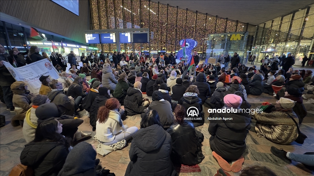 Hollanda'da tren istasyonlarında Filistin'e destek için oturma eylemleri yapıldı