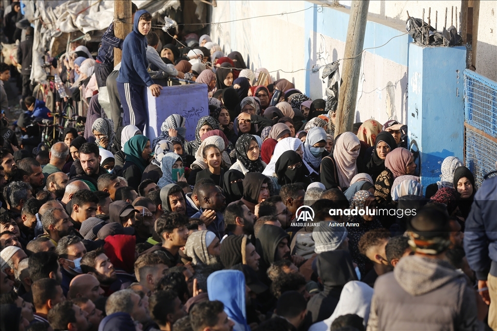 UNRWA İsrail saldırıları altındaki Gazzelilere un dağıttı