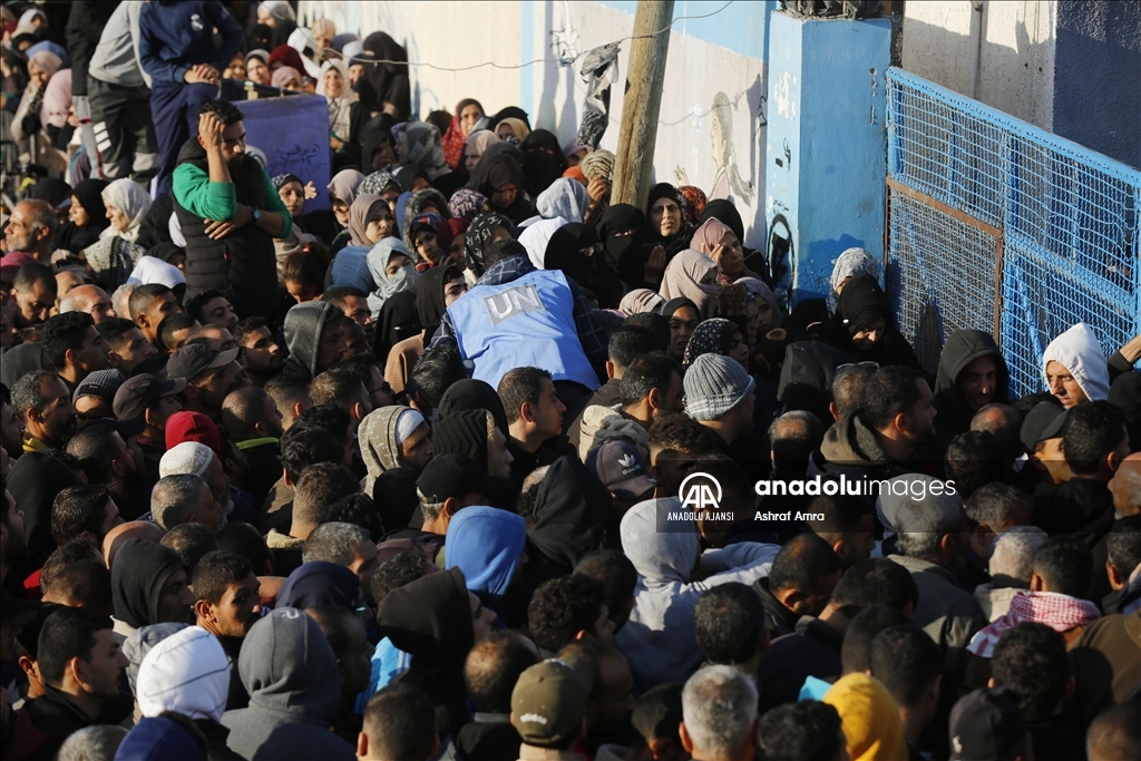 UNRWA İsrail saldırıları altındaki Gazzelilere un dağıttı