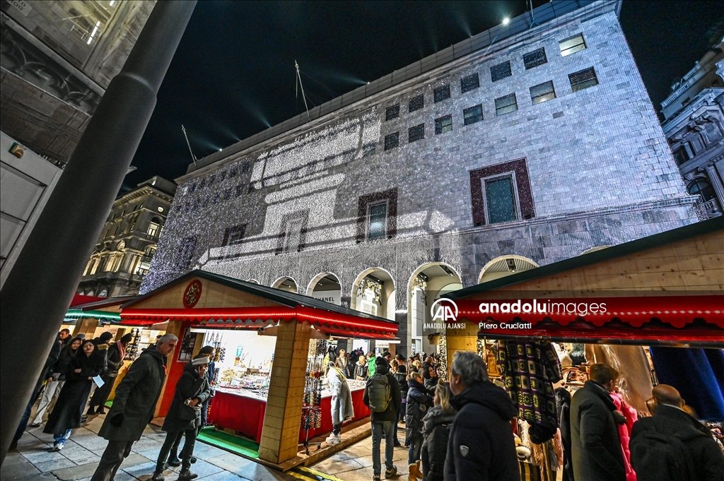 Milano'da Noel ağacının ışıkları yakıldı