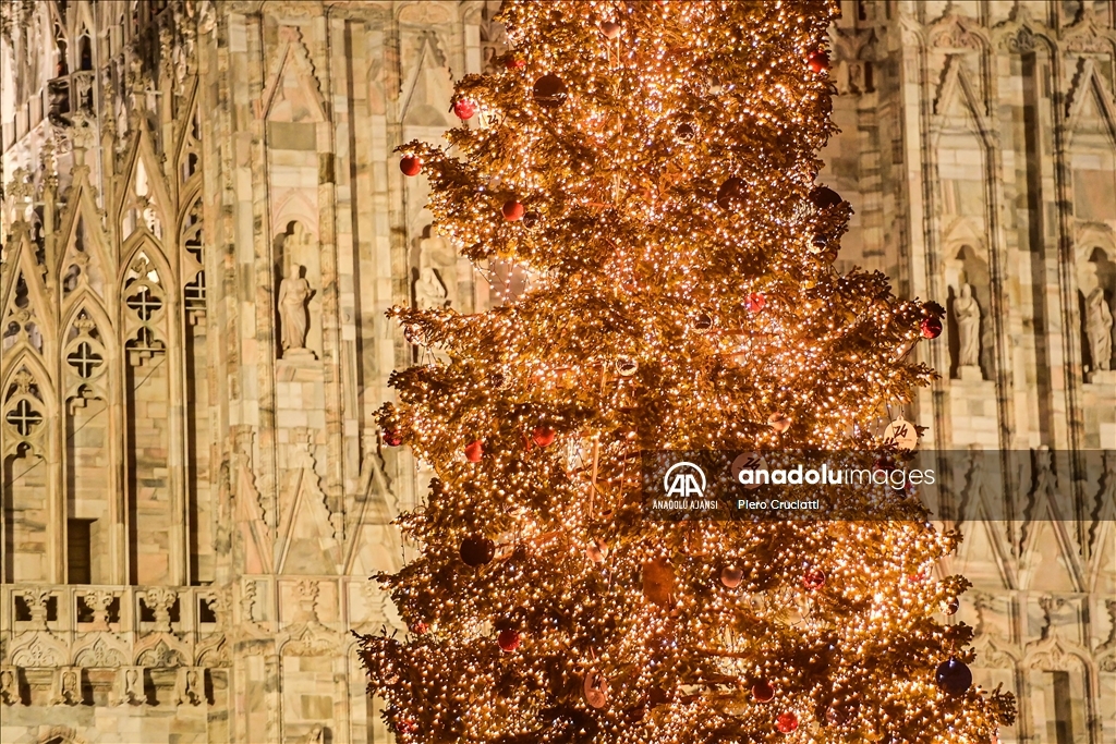 Milano'da Noel ağacının ışıkları yakıldı