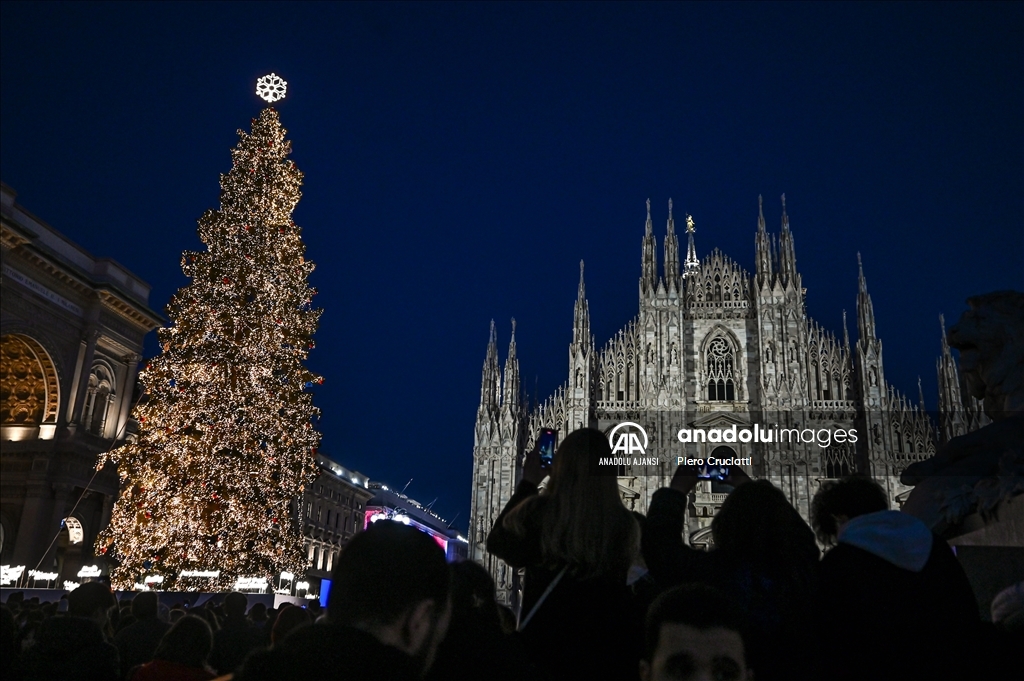 Milano'da Noel ağacının ışıkları yakıldı