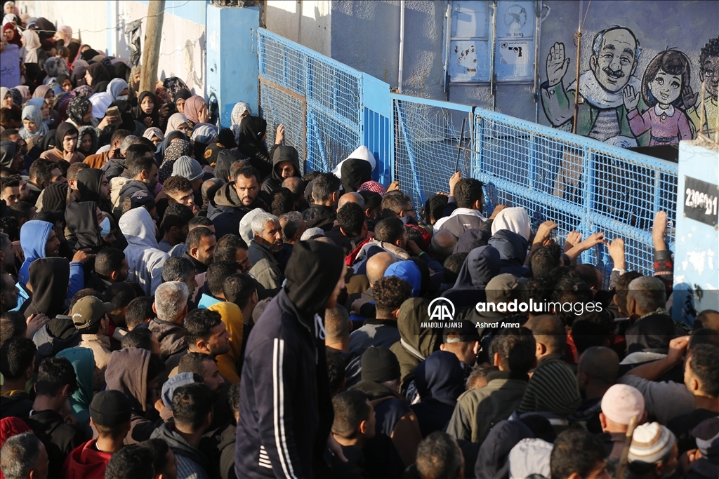 UNRWA İsrail saldırıları altındaki Gazzelilere un dağıttı