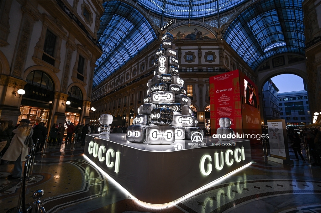 Milano'da Noel ağacının ışıkları yakıldı