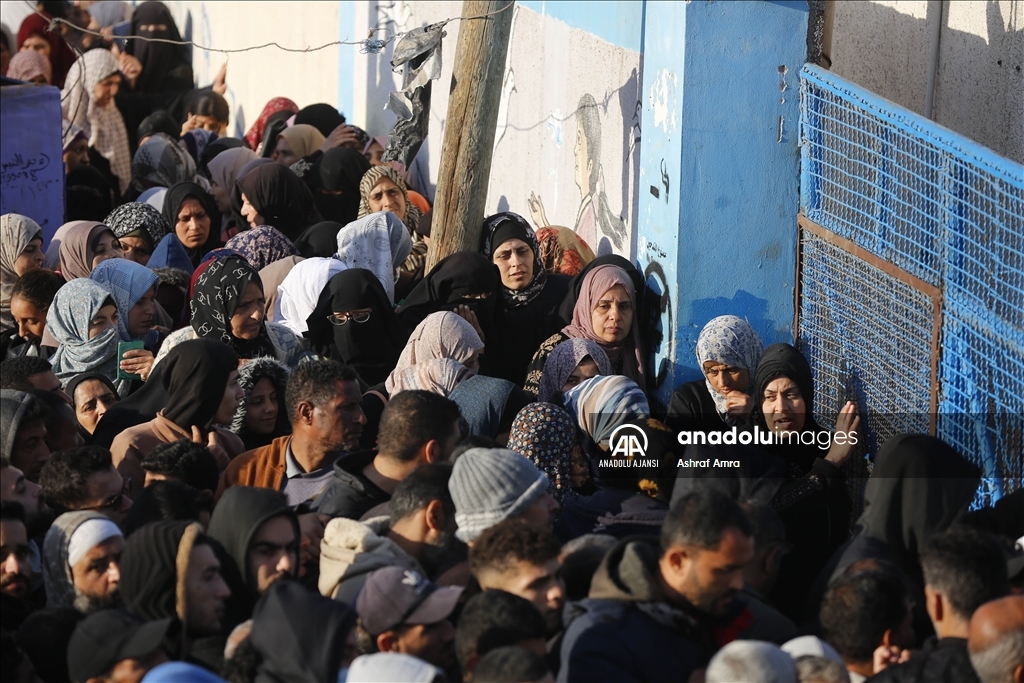 UNRWA İsrail saldırıları altındaki Gazzelilere un dağıttı