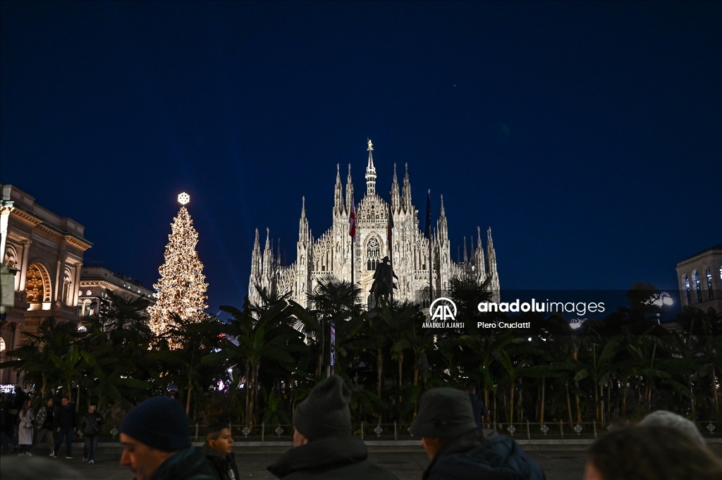 Milano'da Noel ağacının ışıkları yakıldı