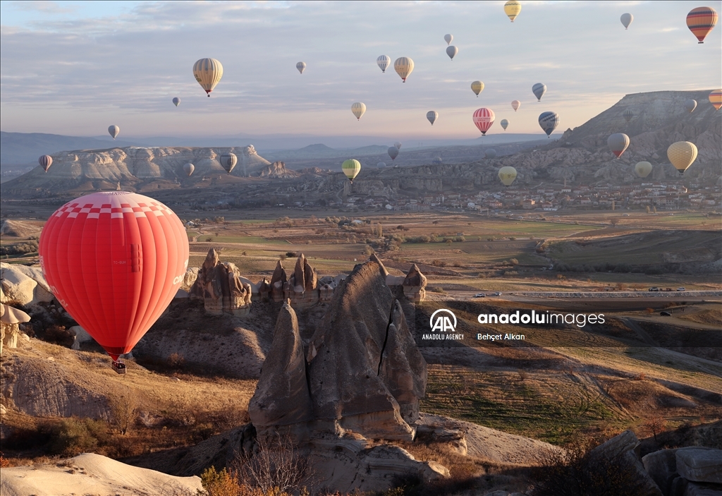 Hot air balloons in Turkiye's Cappadocia