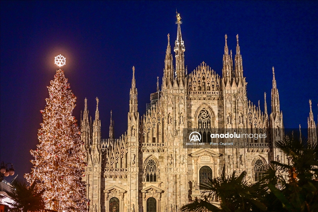 Milano'da Noel ağacının ışıkları yakıldı