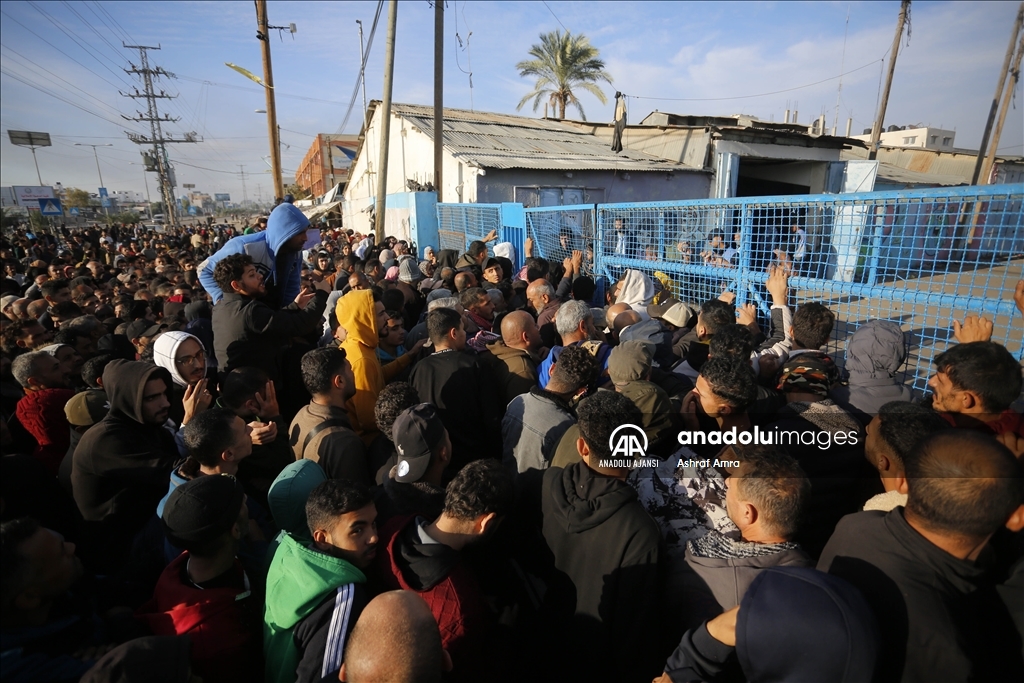 UNRWA İsrail saldırıları altındaki Gazzelilere un dağıttı