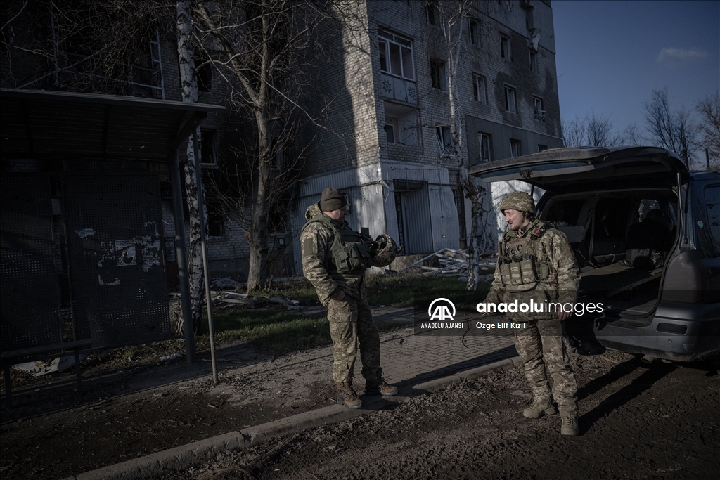 Ukraynalı sağlık ekipleri yaralı askerlere cephede ilk yardımı sağlamak için hayatlarını riske atıyor