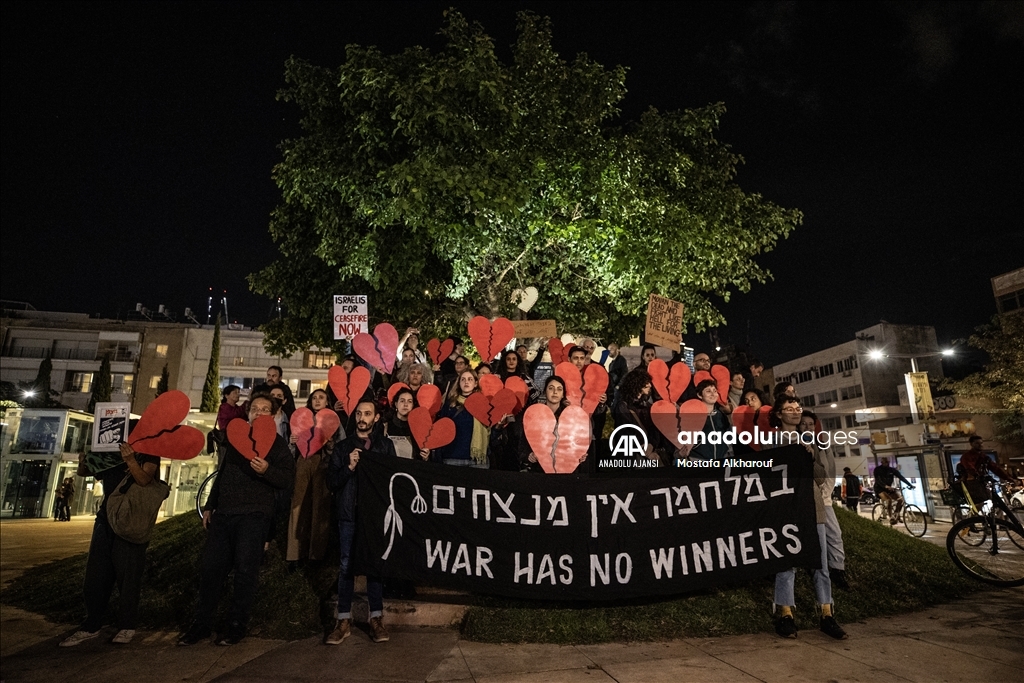Gazze'de ateşkes talep eden İsrailli aktivistler Tel Aviv'de gösteri düzenledi