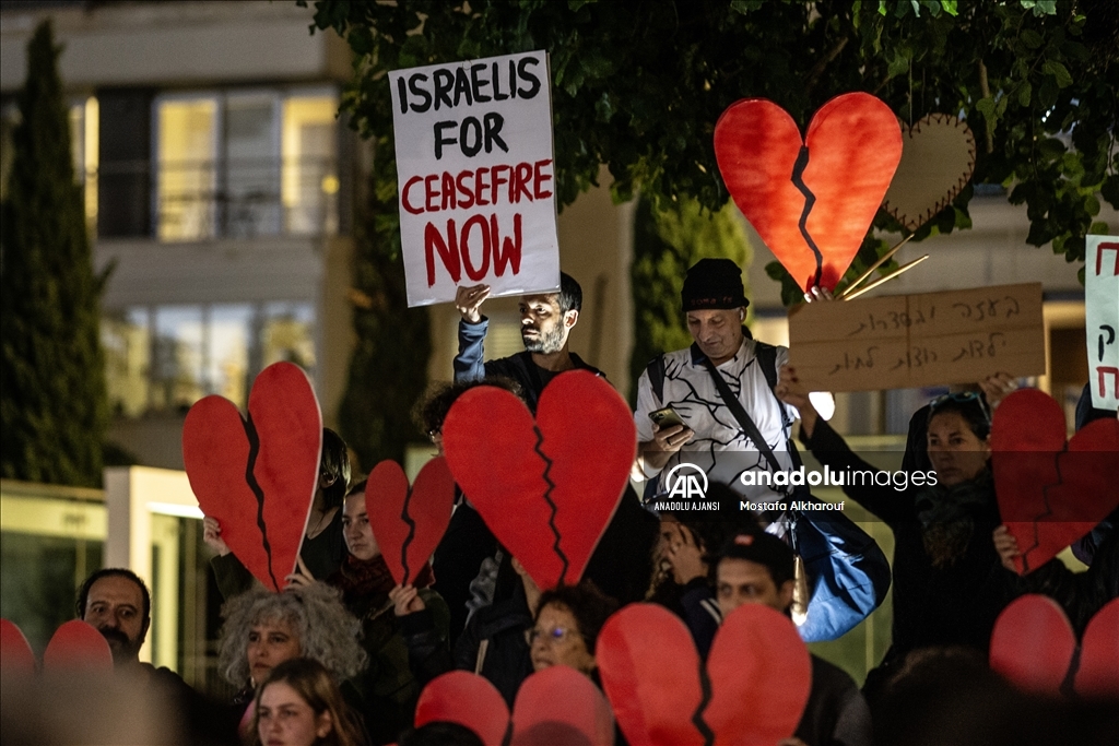 Gazze'de ateşkes talep eden İsrailli aktivistler Tel Aviv'de gösteri düzenledi