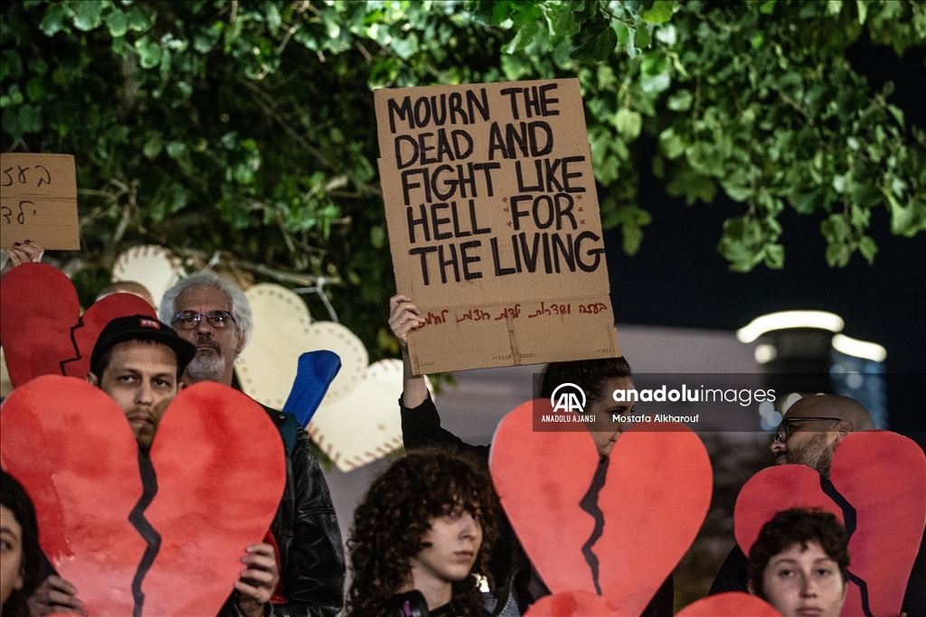 Gazze'de ateşkes talep eden İsrailli aktivistler Tel Aviv'de gösteri düzenledi