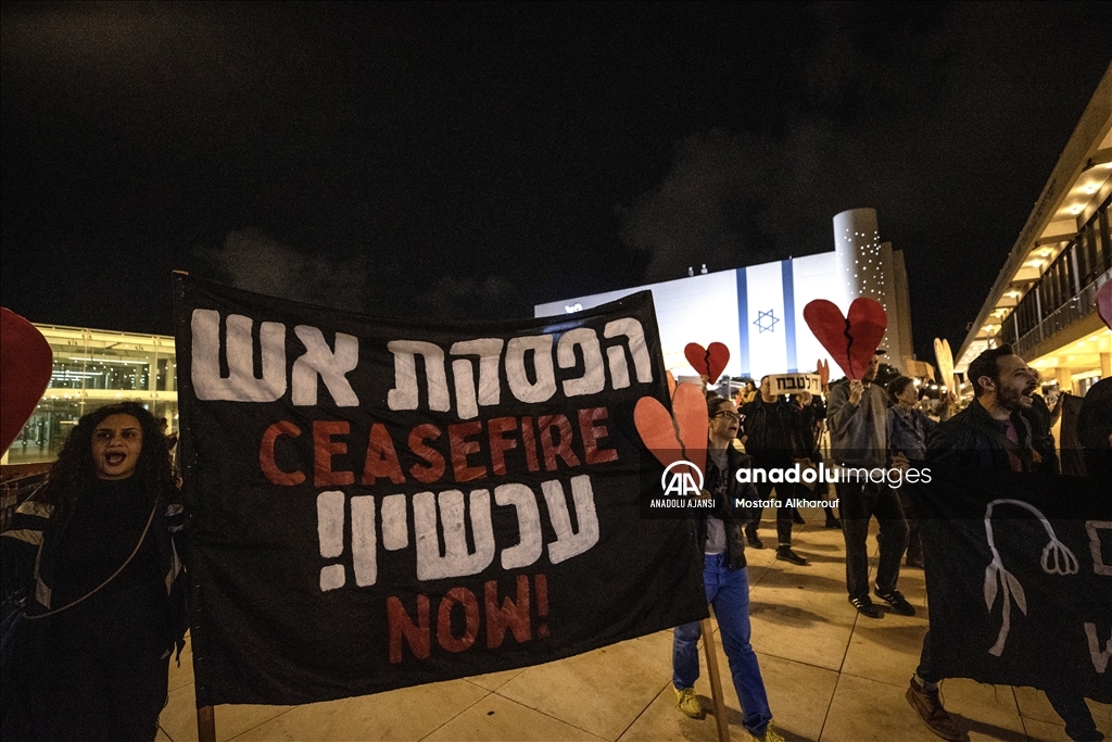 Gazze'de ateşkes talep eden İsrailli aktivistler Tel Aviv'de gösteri düzenledi