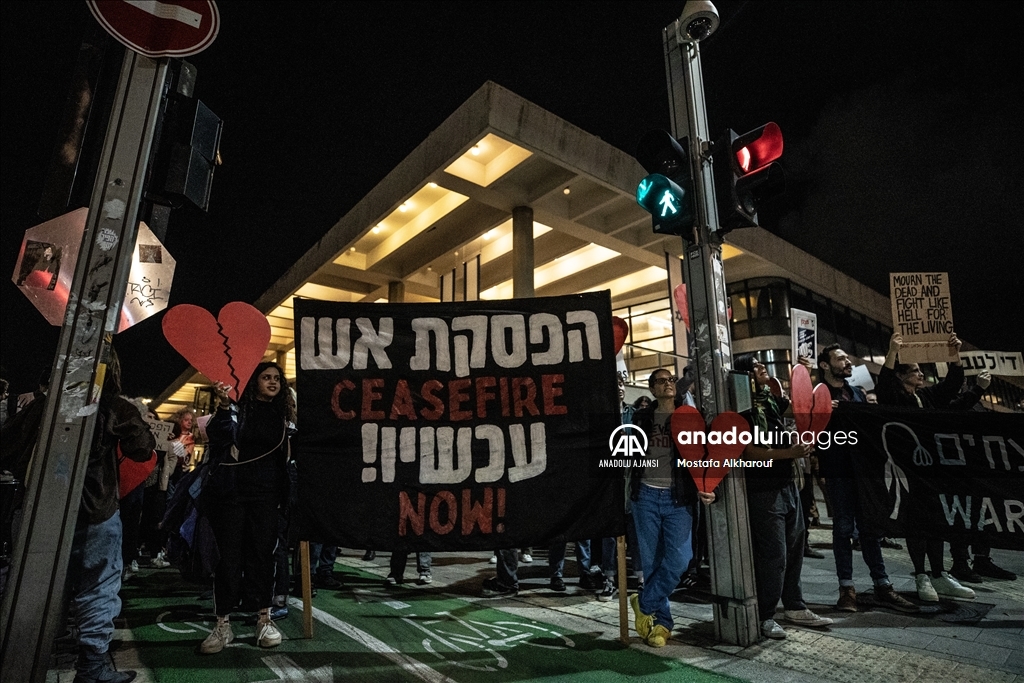 Gazze'de ateşkes talep eden İsrailli aktivistler Tel Aviv'de gösteri düzenledi