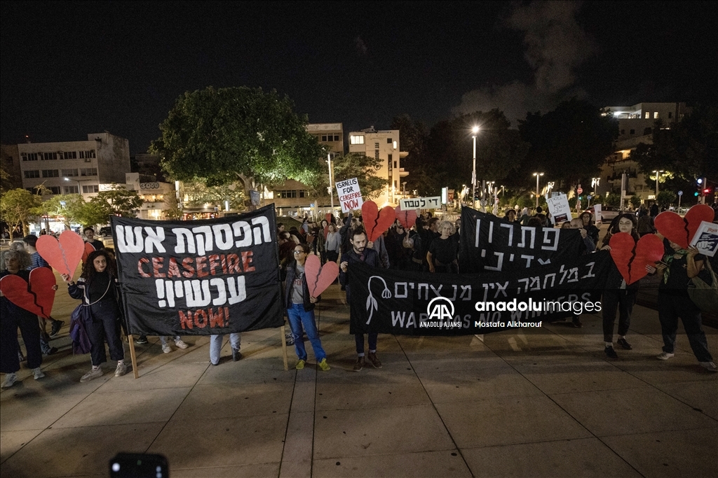 Gazze'de ateşkes talep eden İsrailli aktivistler Tel Aviv'de gösteri düzenledi
